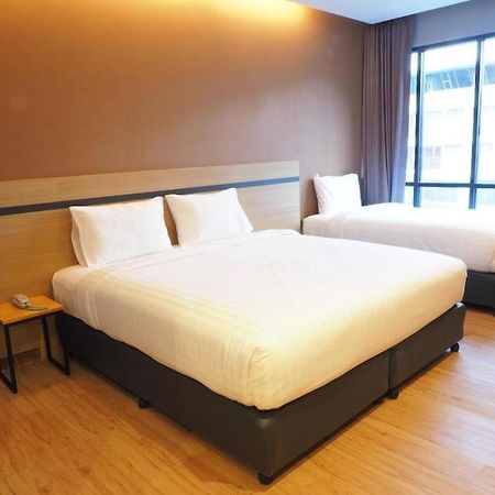 Sans Hotel Ratchaburi Buitenkant foto