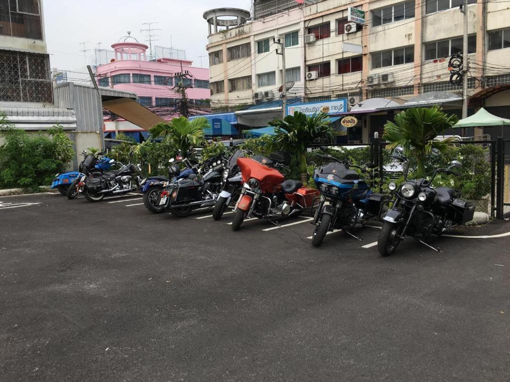 Sans Hotel Ratchaburi Buitenkant foto