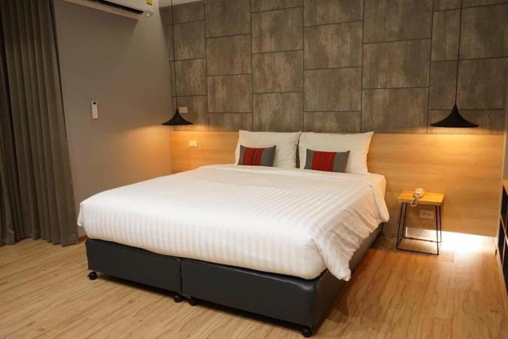 Sans Hotel Ratchaburi Buitenkant foto