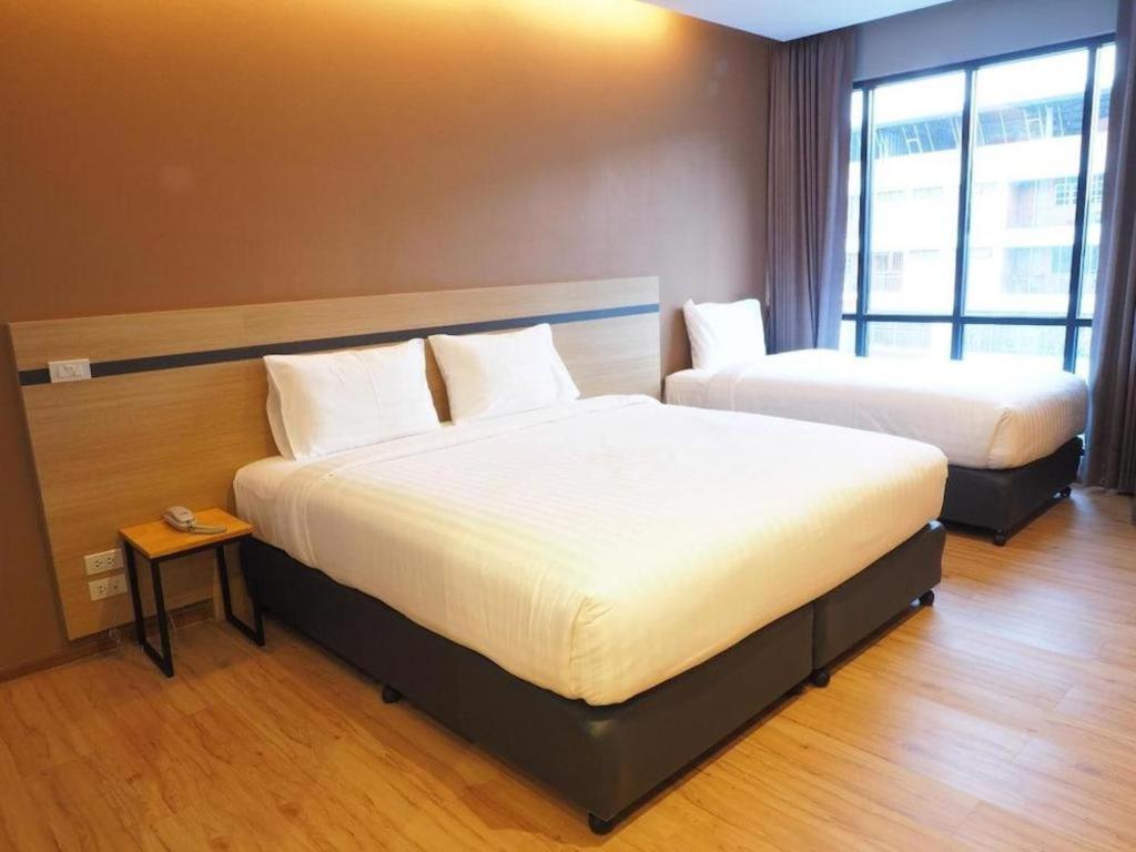 Sans Hotel Ratchaburi Buitenkant foto