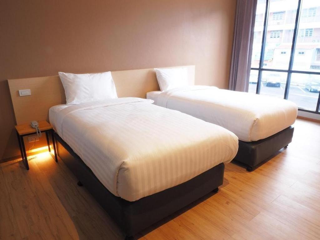 Sans Hotel Ratchaburi Buitenkant foto