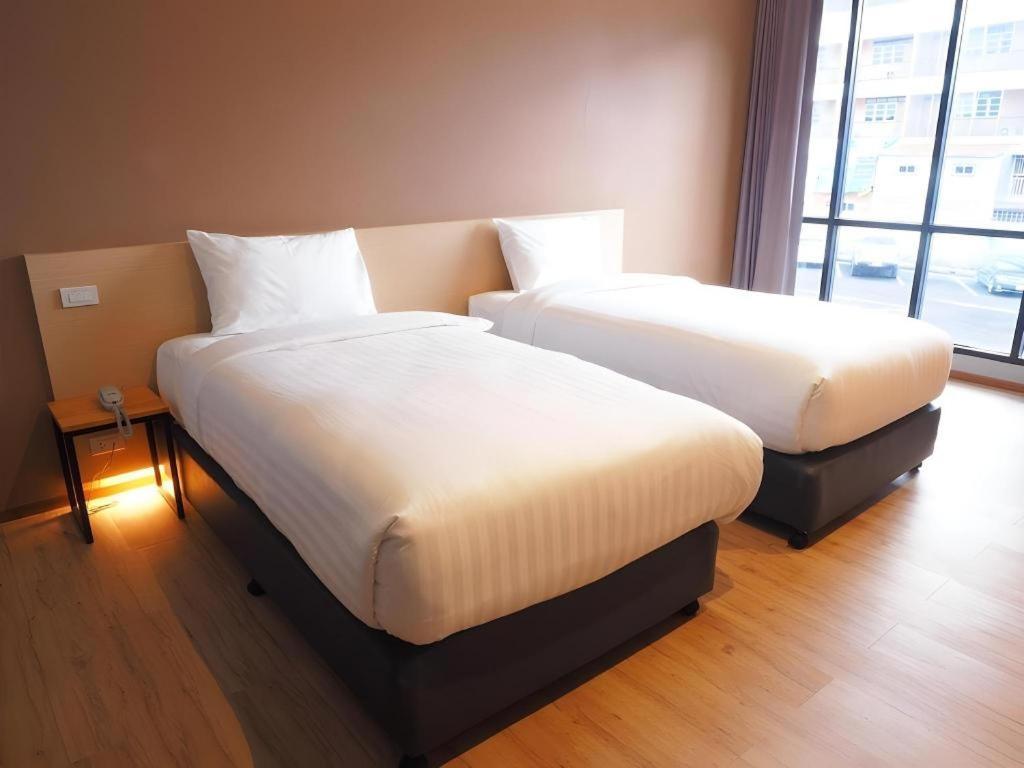 Sans Hotel Ratchaburi Buitenkant foto