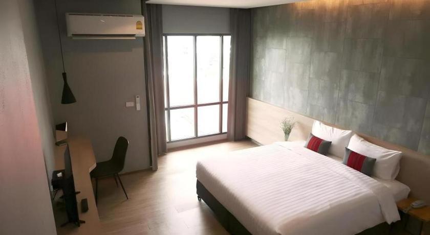 Sans Hotel Ratchaburi Buitenkant foto